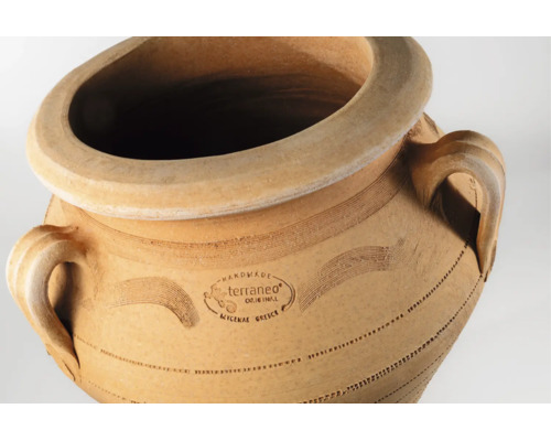 Handgefertigter Terracotta Pflanzkübel im antiken Stil mit zwei Henkeln und Terraneo Logo Prägung.