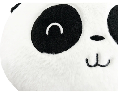 Detailaufnahme vom Gesicht eines weichen Plüschtier Panda aus Plüschstoff.