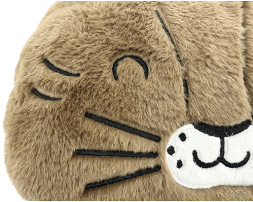 Plüschkissen mit aufgesticktem Katzengesicht und weicher Oberfläche