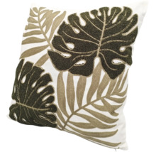 Quadratisches Zierkissen mit gesticktem Blättermotiv im Monstera- und Palmenstil als Wohndekoration.