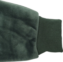 Ärmelbündchen einer Arbeitsjacke mit elastischem Rippstrickabschluss aus weichem Veloursmaterial