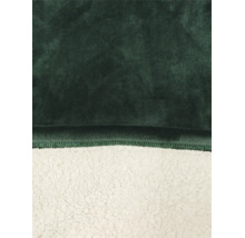Detailansicht einer Kuscheldecke mit einer glatten Seite und einer flauschigen Lammfelloptik Seite.