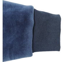 Detailansicht eines Ärmelbündchens mit elastischem Rippstrickabschluss und weichem Innenfutter.