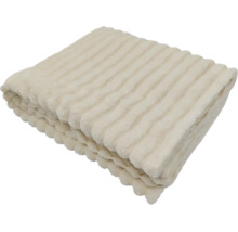 Eine weiche Wohndecke mit gestreifter Struktur, gefaltet als dekorative Heimtextilie.