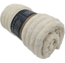 Eine zusammengerollte Wohndecke aus weichem Polyester mit einer Produktbanderole von Solevito.
