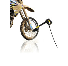 Ein Karcher Hochdruckreiniger mit Waschbürste reinigt das schlammige Rad eines Motocross Motorrads.