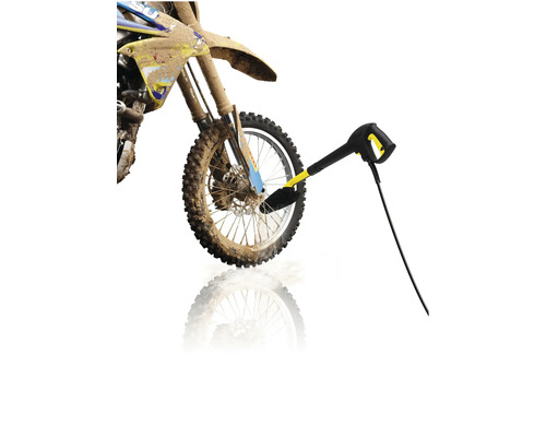 Ein Karcher Hochdruckreiniger mit Waschbürste reinigt das schlammige Rad eines Motocross Motorrads.