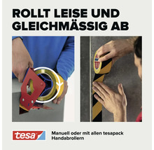Tesa Warnklebeband wird mit einem Handabroller und von Hand auf eine Oberfläche aufgebracht.