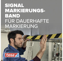 Ein Handwerker bringt ein Tesa Signal Markierungsband an einer Metallkante an. Tesa Logo.