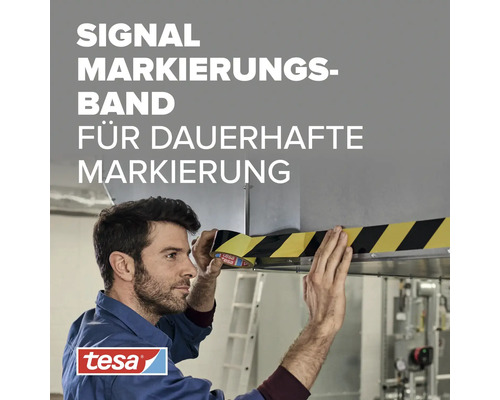 Ein Handwerker bringt ein Tesa Signal Markierungsband an einer Metallkante an. Tesa Logo.