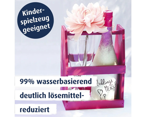 Ein pink lackierter Holzträger mit einer Weinflasche und Gläsern, geeignet für Kinderspielzeug, wasserbasierend und lösemittelreduziert.
