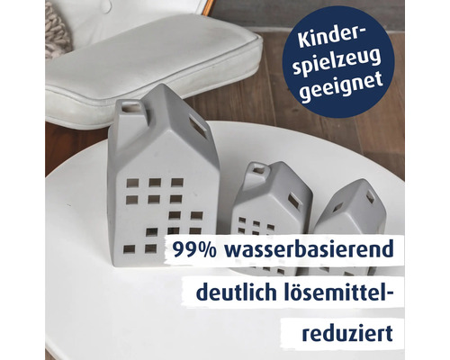 Drei dekorative Lichthäuser aus Keramik in verschiedenen Größen mit Fensteraussparungen.