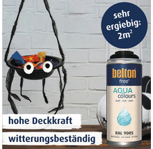 Belton Free Aqua Colours Sprühlack tiefschwarz in einer Sprühdose mit Hinweisen zu Deckkraft und Ergiebigkeit neben einer Spinnendekoration.