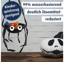 Eine handgebastelte Spinnen-Süßigkeitenschale aus Farbe und Pfeifenreinigern neben einem bemalten Kürbis als Halloween Dekoration.