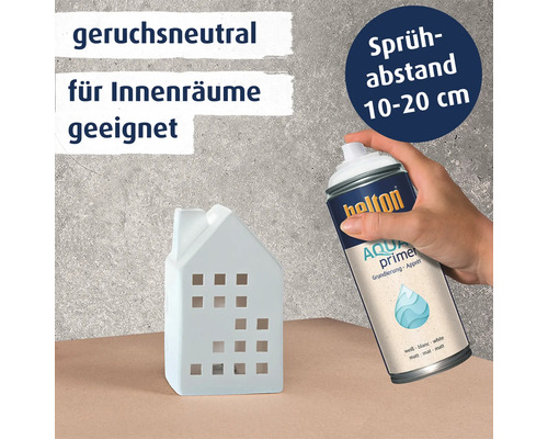 Eine Hand hält eine Belton Aqua Sprühgrundierung über ein kleines Keramikhaus mit Informationen zu Geruchsneutralität und Sprühabstand.