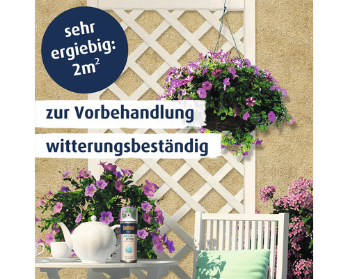 Belton Aqua Grundierung Spraydose vor weißer Rankhilfe auf Terrasse mit Blumen und Gartentisch