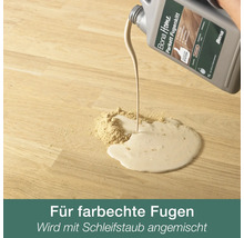 Bona Home Parkett Fugenkitt wird aus einer Flasche mit Schleifstaub auf einem Holzboden vermischt für farbechte Fugen.