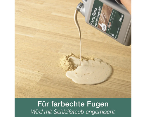 Bona Home Parkett Fugenkitt wird aus einer Flasche mit Schleifstaub auf einem Holzboden vermischt für farbechte Fugen.