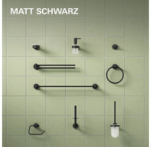 Set mit Badaccessoires in mattem Finish an gefliester Wand montiert inklusive Handtuchhalter Seifenspender und Toilettenbürstengarnitur