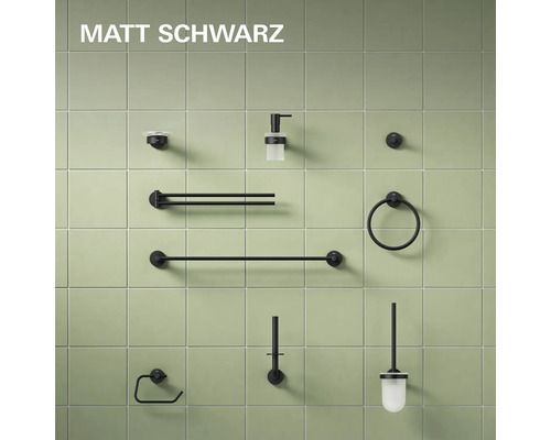Set mit Badaccessoires in mattem Finish an gefliester Wand montiert inklusive Handtuchhalter Seifenspender und Toilettenbürstengarnitur