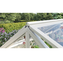 Detailansicht des Aluminium Firstprofils eines Gewächshauses mit Eckverbindung im Garten.