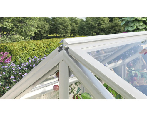 Detailansicht des Aluminium Firstprofils eines Gewächshauses mit Eckverbindung im Garten.