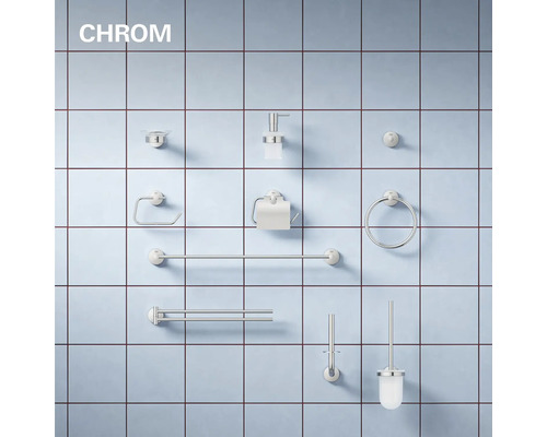 Badezimmer Zubehör Set aus Metall in Chrom Optik, montiert an einer gefliesten Wand.