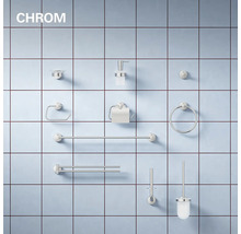 Badezimmer Zubehör Set aus Metall in Chrom Optik, montiert an einer gefliesten Wand, bestehend aus Seifenspender, Handtuchhaltern und WC Bürste.