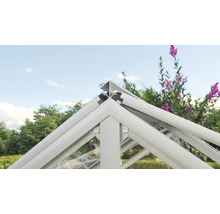 Dachfirst eines Gewächshauses aus Aluminiumprofilen mit sichtbaren Verbindungsschrauben.