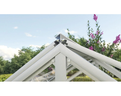 Dachfirst eines Gewächshauses aus Aluminiumprofilen mit sichtbaren Verbindungsschrauben.