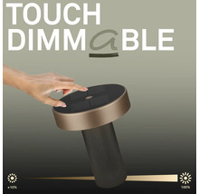 Hand berührt die Oberseite einer runden LED Tischleuchte mit Touch Dimmfunktion zur stufenlosen Helligkeitseinstellung von zehn bis hundert Prozent.