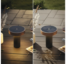 Moderne Solar LED Tischleuchte für den Außenbereich auf einem Holztisch mit Glas und Snackplatte, leuchtend und ausgeschaltet im Vergleich.