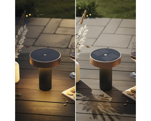 Moderne Solar LED Tischleuchte für den Außenbereich auf einem Holztisch mit Glas und Snackplatte, leuchtend und ausgeschaltet im Vergleich.
