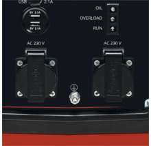 Bedienfeld eines Stromerzeugers mit zwei 230 Volt Steckdosen, zwei USB Anschlüssen und Kontrollanzeigen für Öl, Überlast und Betrieb.