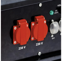 Zwei 230 Volt Steckdosen mit Klappdeckel am Bedienfeld eines Stromerzeugers