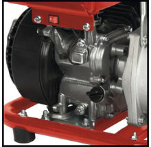 Detailansicht des Motors einer Benzin-Wasserpumpe mit Metallgehäuse und Rahmen.