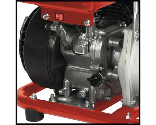 Detailansicht des Motors einer Benzin-Wasserpumpe mit Metallgehäuse und Rahmen.