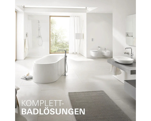Helles, großzügiges Badezimmer mit freistehender Badewanne, Waschbecken, hängendem WC, Bidet und Duschbereich in moderner Einrichtung.