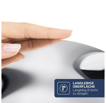 Eine Hand berührt eine langlebige und leicht zu reinigende Produktoberfläche.