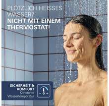 Eine Frau duscht in einem gefliesten Badezimmer unter einem Duschthermostat, das für eine konstante Wassertemperatur und Sicherheit sorgt.