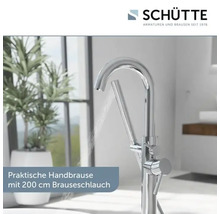 Freistehende Badewannenarmatur von Schütte mit Handbrause und 200 Zentimeter langem Brauseschlauch in einem modernen Badezimmer.
