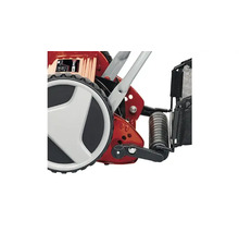 Detailansicht eines manuellen Spindelmaeher mit Rad und Grasfangkorb.