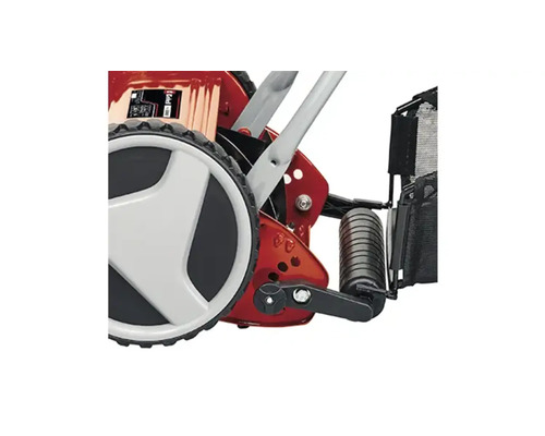 Detailansicht eines manuellen Spindelmaeher mit Rad und Grasfangkorb.