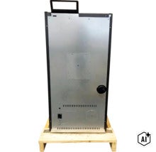 Rückansicht eines Kaminofens mit Metallgehäuse auf einer Holzpalette für den Transport. (Image AI modified or generated)