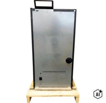 Rückansicht eines Kaminofens mit Metallgehäuse auf einer Holzpalette für den Transport. (Image AI modified or generated)
