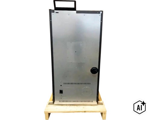 Rückansicht eines Kaminofens mit Metallgehäuse auf einer Holzpalette für den Transport. (Image AI modified or generated)