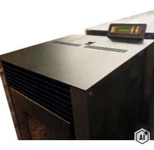 Pelletkaminofen mit digitalem Bedienfeld auf der Oberseite zur Temperatursteuerung und Heizregelung. (Image AI modified or generated)