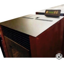 Pelletkaminofen mit Bedienfeld und digitalem Display zur Steuerung der Raumtemperatur (Image AI modified or generated)