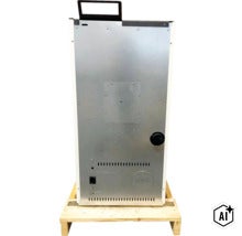 Rückseite eines Pelletkaminofens aus Metall auf einer Holzpalette stehend. (Image AI modified or generated)