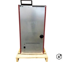 Rückansicht eines Pelletofens mit Metallverkleidung auf einer Holzpalette für den Transport. (Image AI modified or generated)